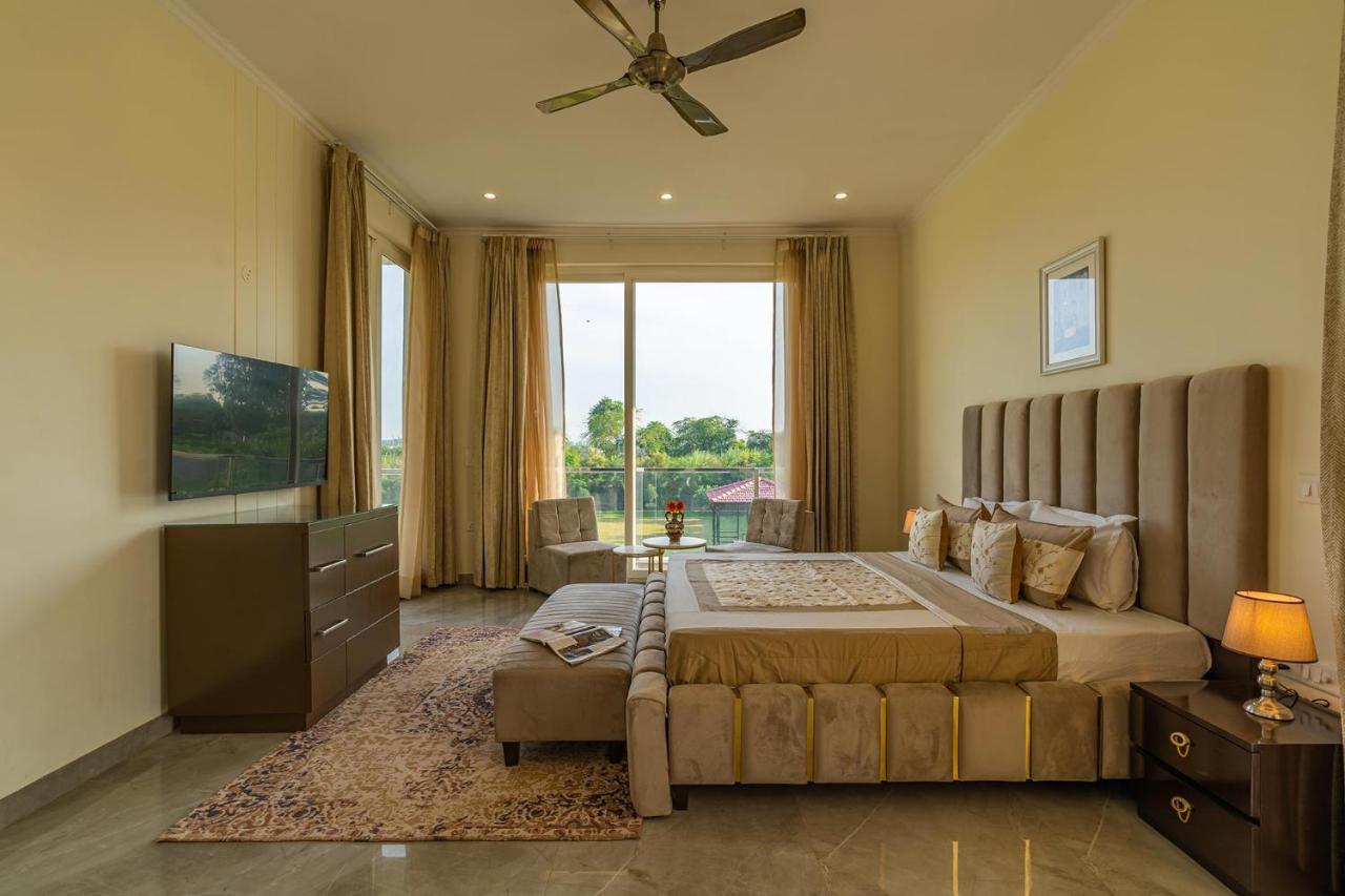 Stayvista At Blanc Belle With Outdoor Pool Sohna Bagian luar foto