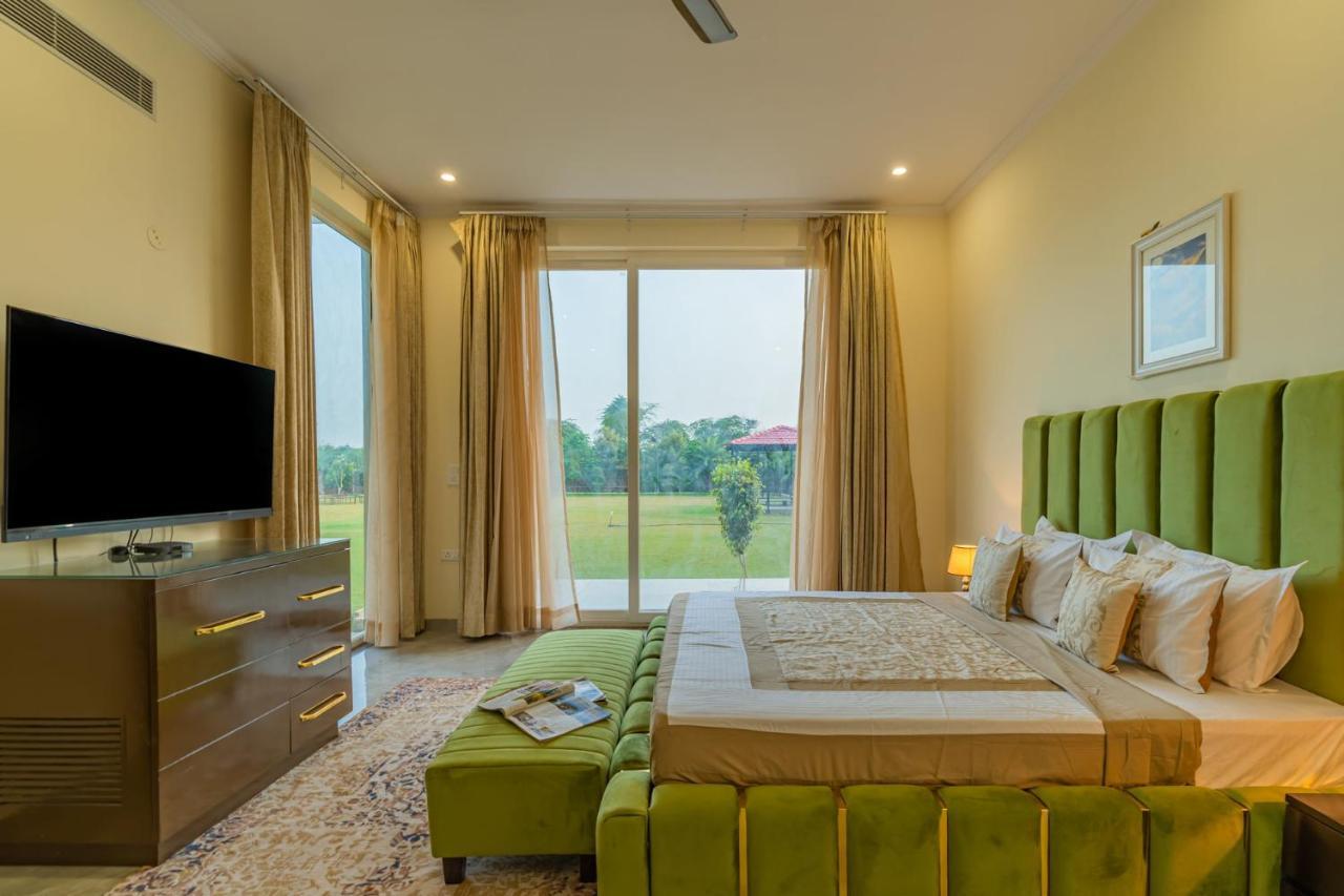 Stayvista At Blanc Belle With Outdoor Pool Sohna Bagian luar foto