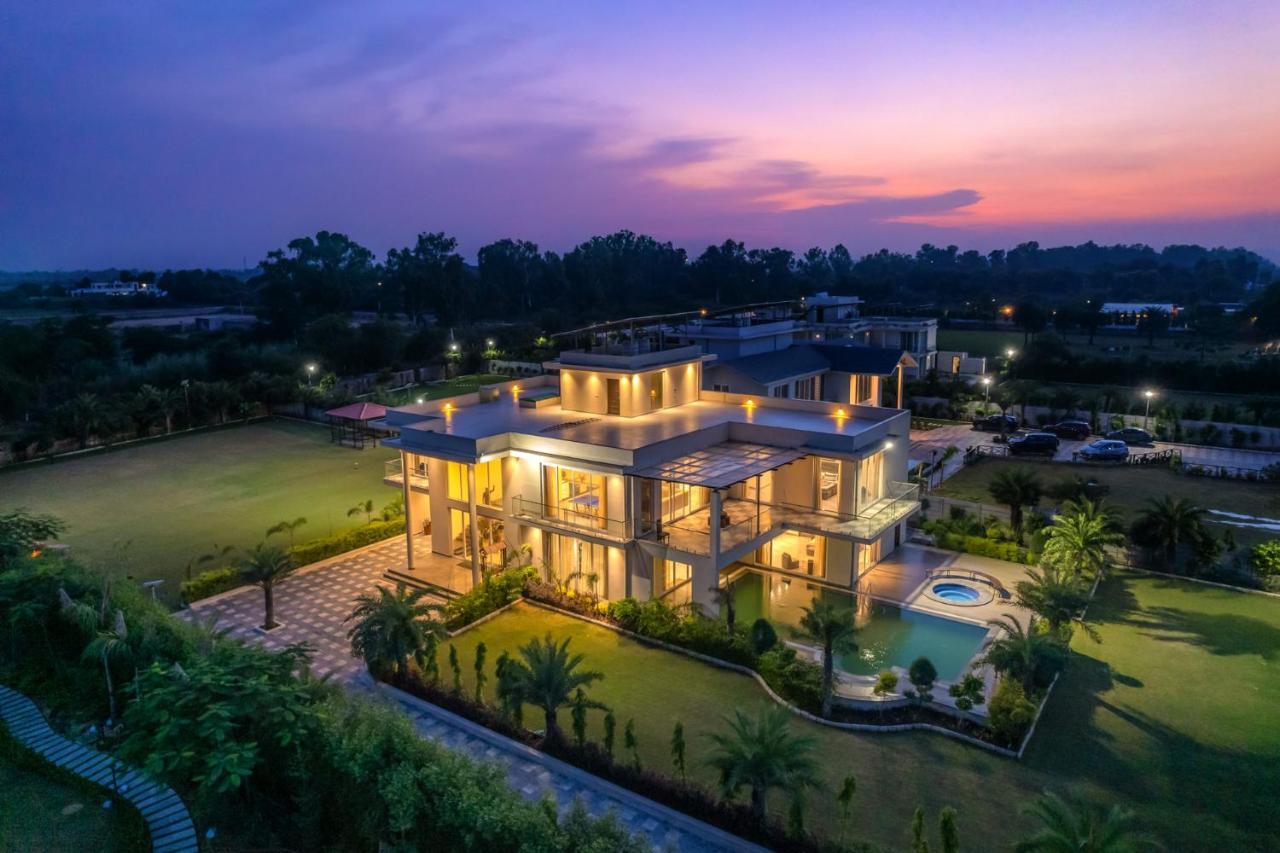 Stayvista At Blanc Belle With Outdoor Pool Sohna Bagian luar foto