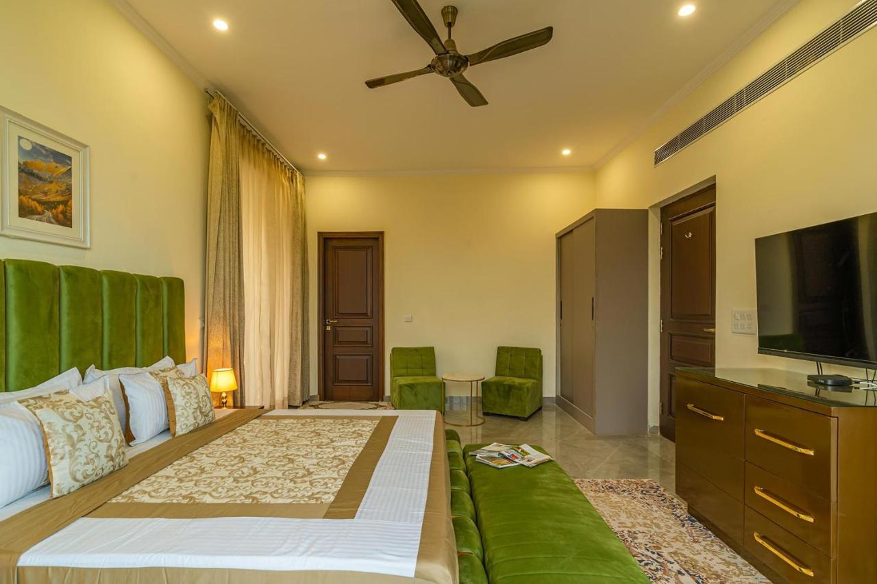 Stayvista At Blanc Belle With Outdoor Pool Sohna Bagian luar foto