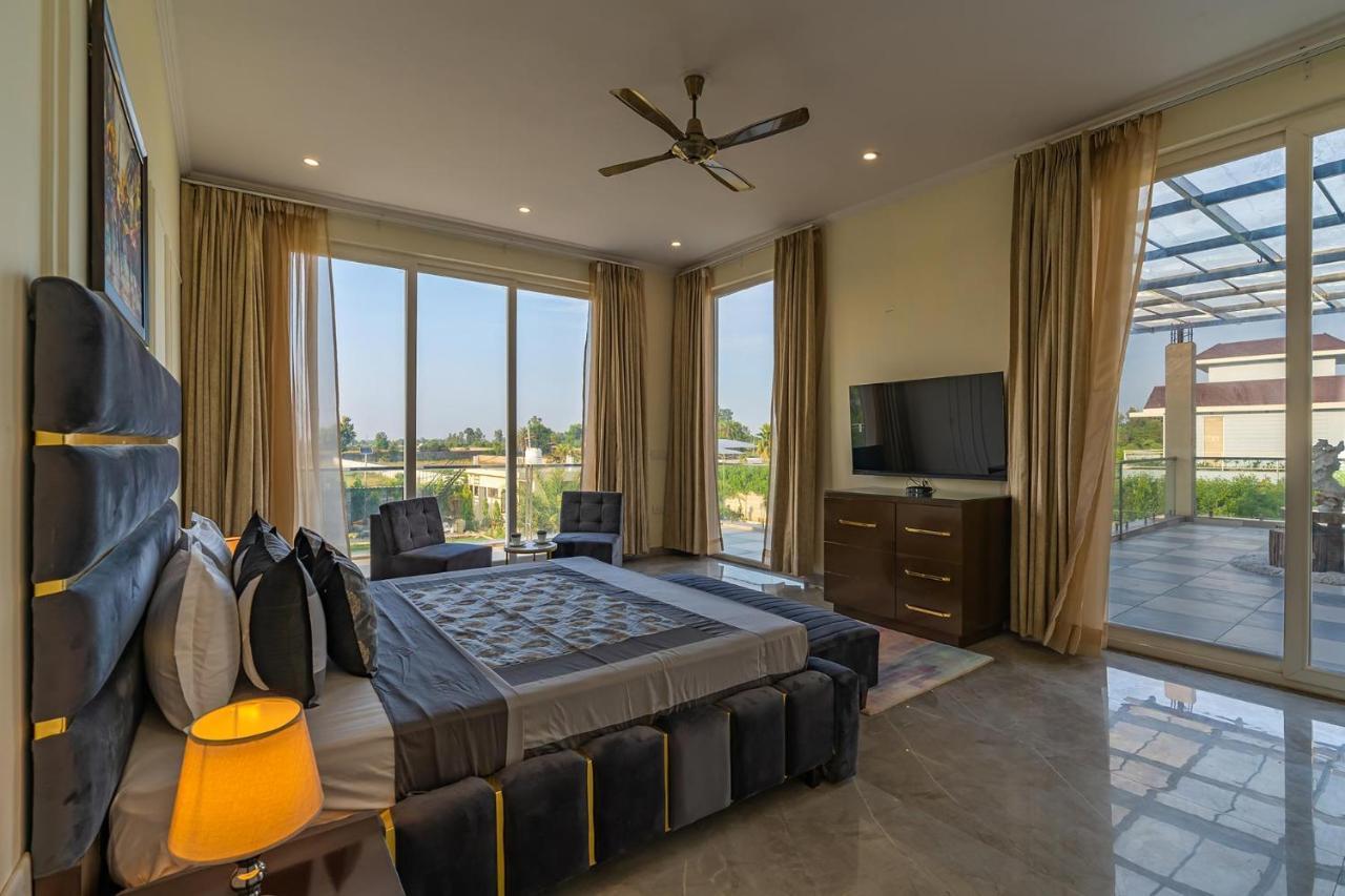 Stayvista At Blanc Belle With Outdoor Pool Sohna Bagian luar foto